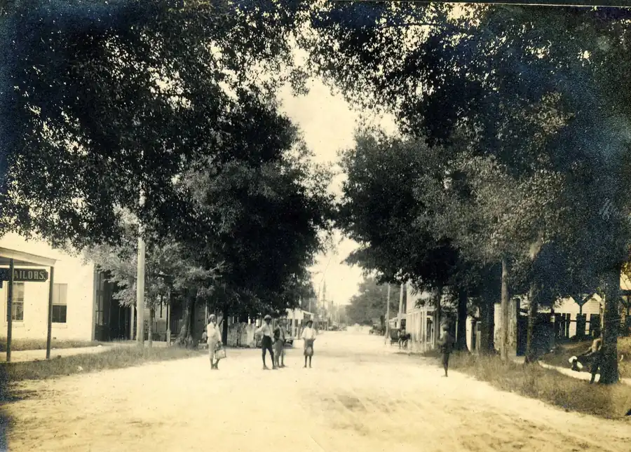 Young children in the street on Woodland Boulevard