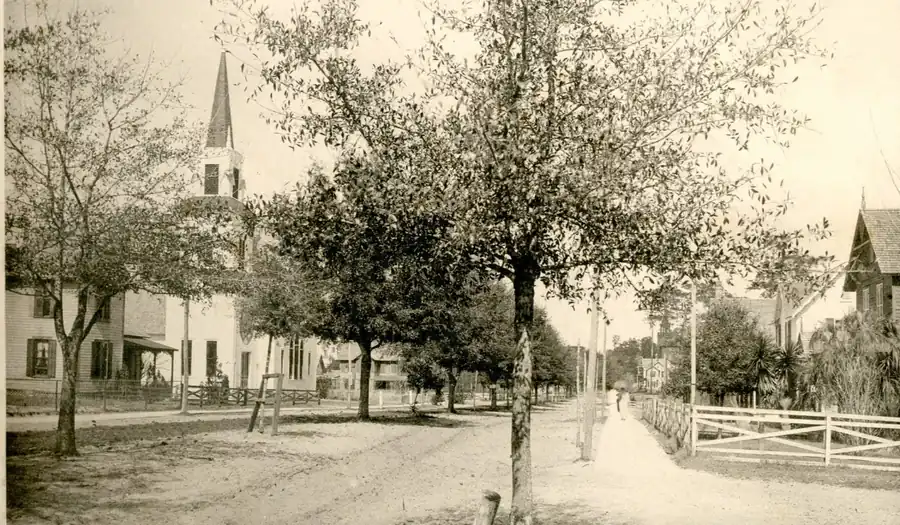 North Woodland Boulevard before paving, with Elizabeth Hall cupola