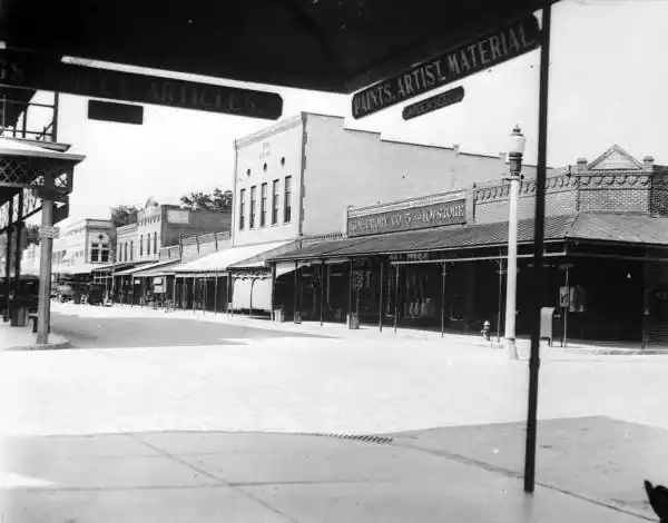 Woodland Boulevard and New York Avenue intersection from 100 S. Woodland